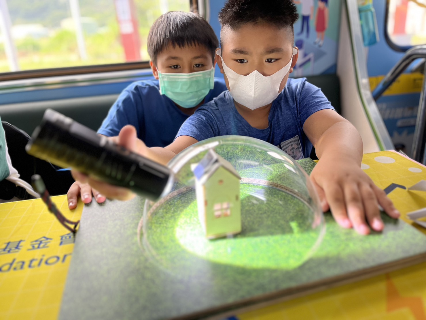 彩虹多多參與基礎科學主題車廂，以STEAM教學精神，設計「逐日科學家」、「太陽能工程師」以及「淨零建築師」三大能源科普課程和實驗